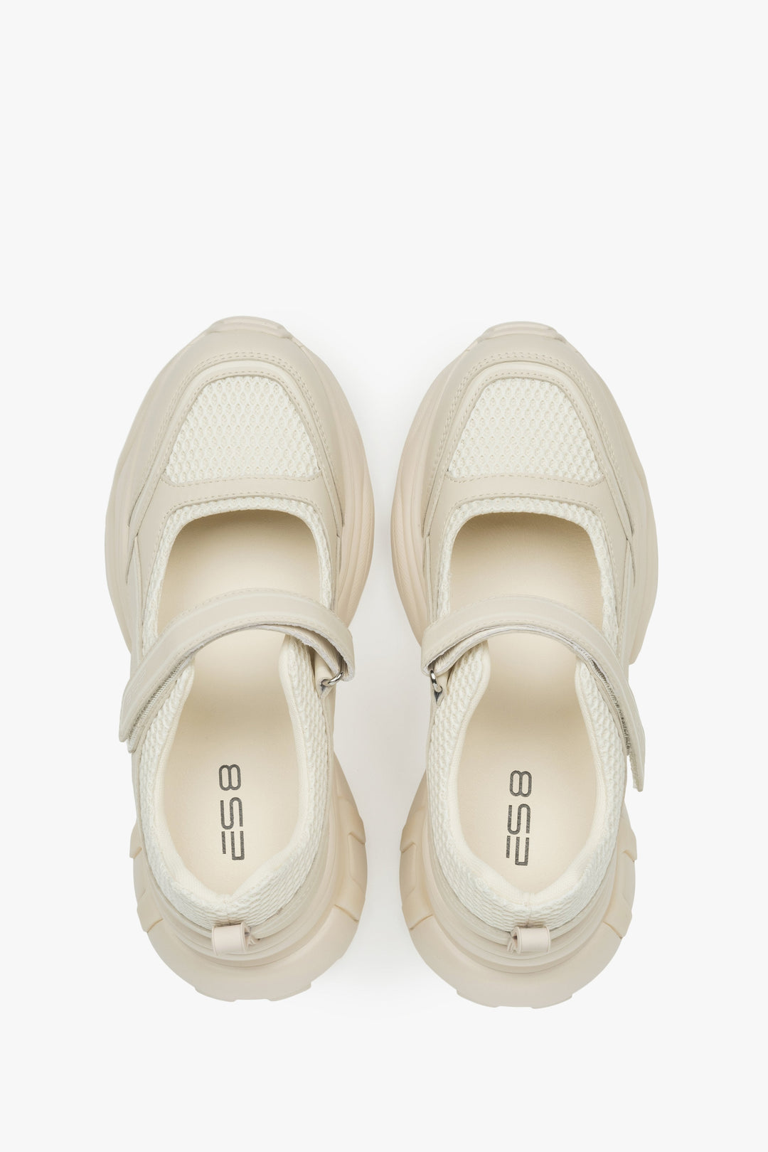 Bequeme beige Damen-Sneaker ES8, die den Stil von Sandalen und Sneakers vereinen, aus Leder und atmungsaktiven Materialien – perfekt für den Alltag und den Urlaub.