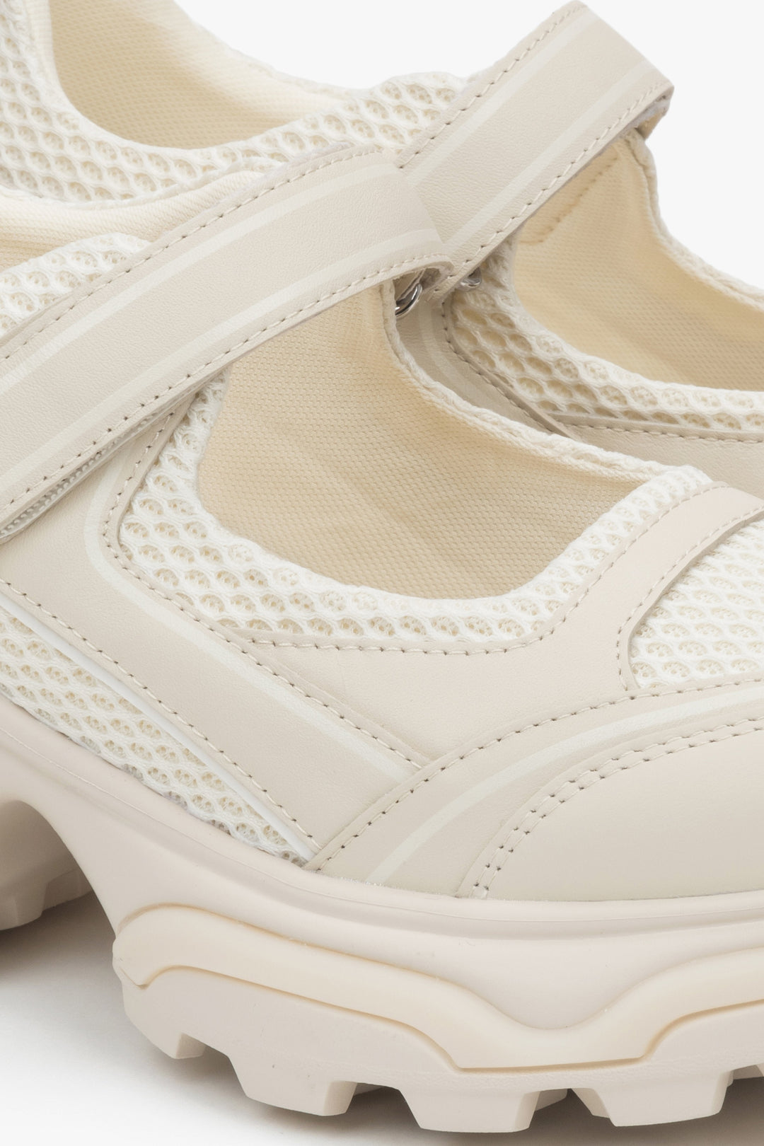 Beige Damen-Sneaker ES8 mit Sandalen-Design, aus Leder und atmungsaktiven Textilien – Nahaufnahme der Details.