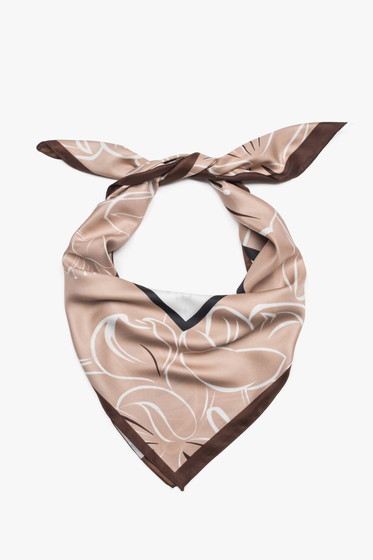 Frontalansicht des beige-weiß-braunen Damen-Halstuchs von Estro, das elegant zu einem voluminösen Knoten gebunden ist