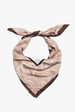 Frontalansicht des beige-weiß-braunen Damen-Halstuchs von Estro, das elegant zu einem voluminösen Knoten gebunden ist