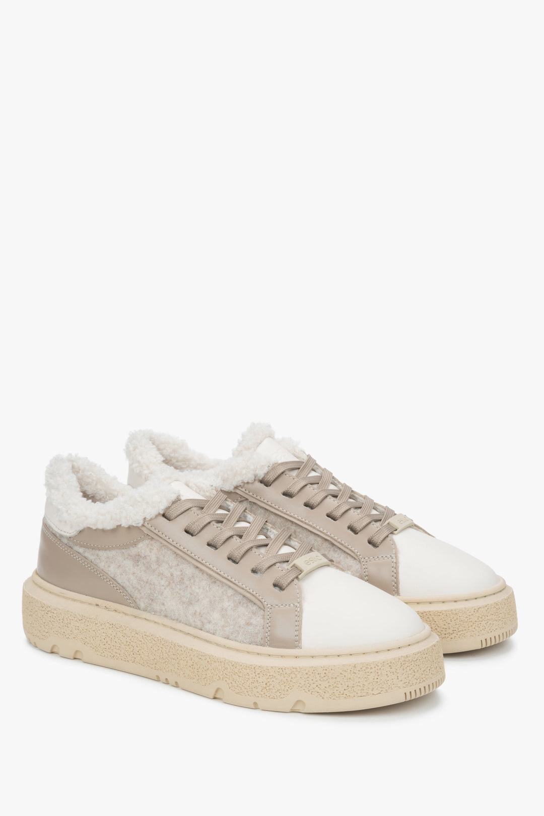 Ein Paar beige Schnürsneaker aus einem Leder-Velours-Mix mit einer rutschfesten, isolierenden Sohle.