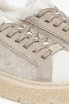Der Mix aus zwei Texturen – Glattleder und weiches Veloursleder – definiert diesen eleganten Winter-Sneaker.