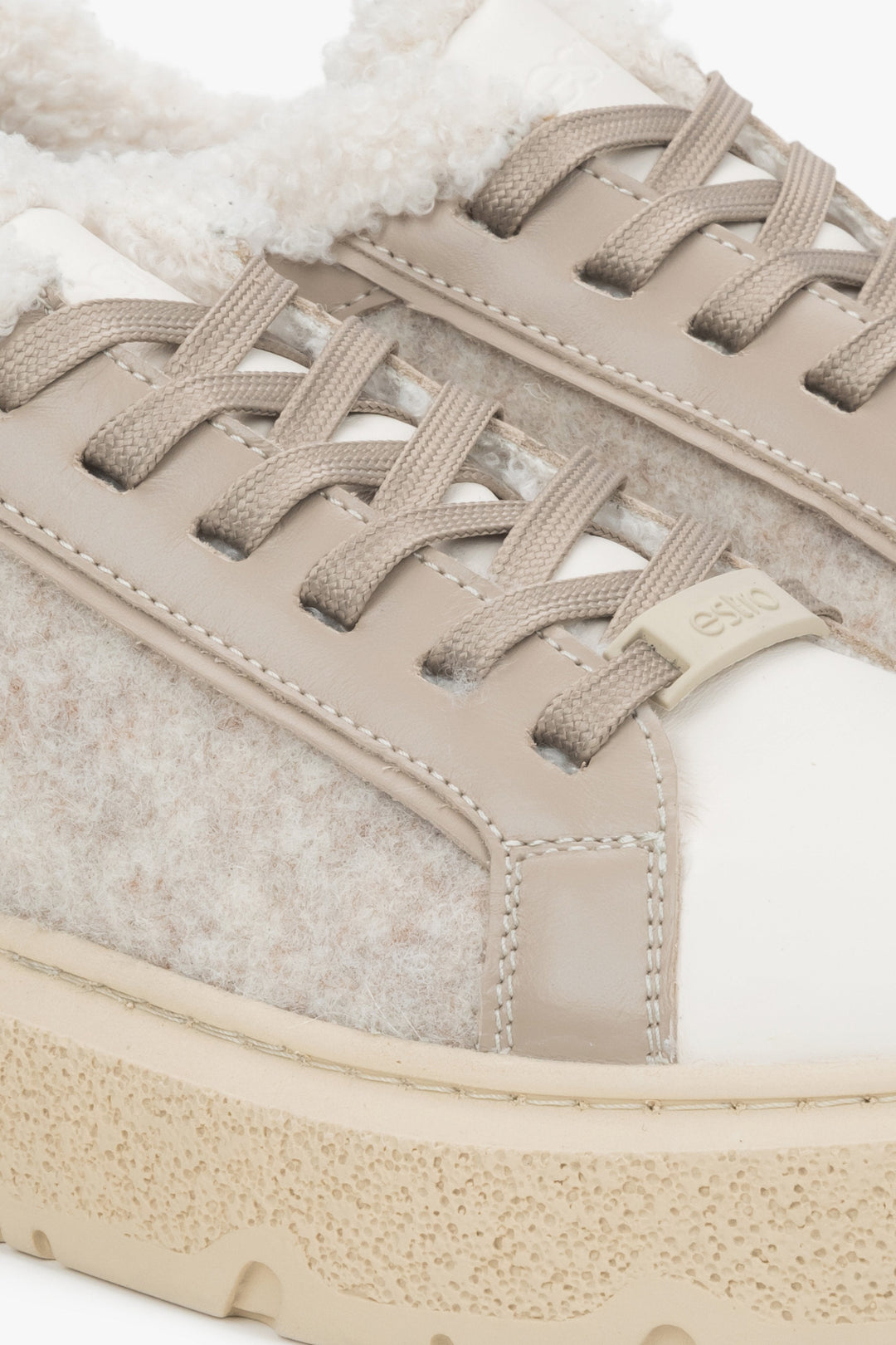 Der Mix aus zwei Texturen – Glattleder und weiches Veloursleder – definiert diesen eleganten Winter-Sneaker.
