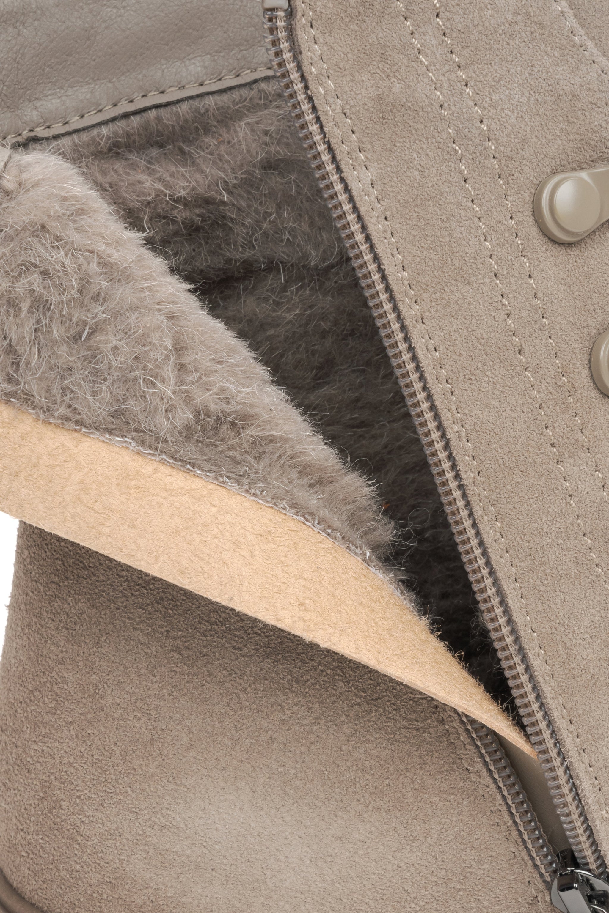 Elegante Damen-Winterstiefeletten in Beige aus weichem echtem Velours von Estro – Nahaufnahme der weichen Polsterung.