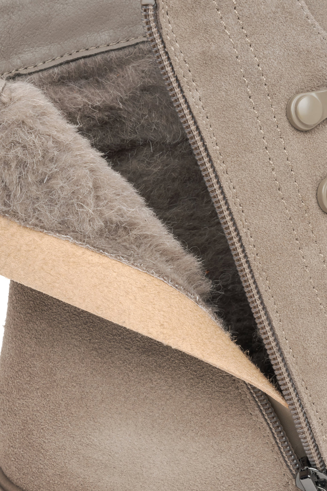Elegante Damen-Winterstiefeletten in Beige aus weichem echtem Velours von Estro – Nahaufnahme der weichen Polsterung.