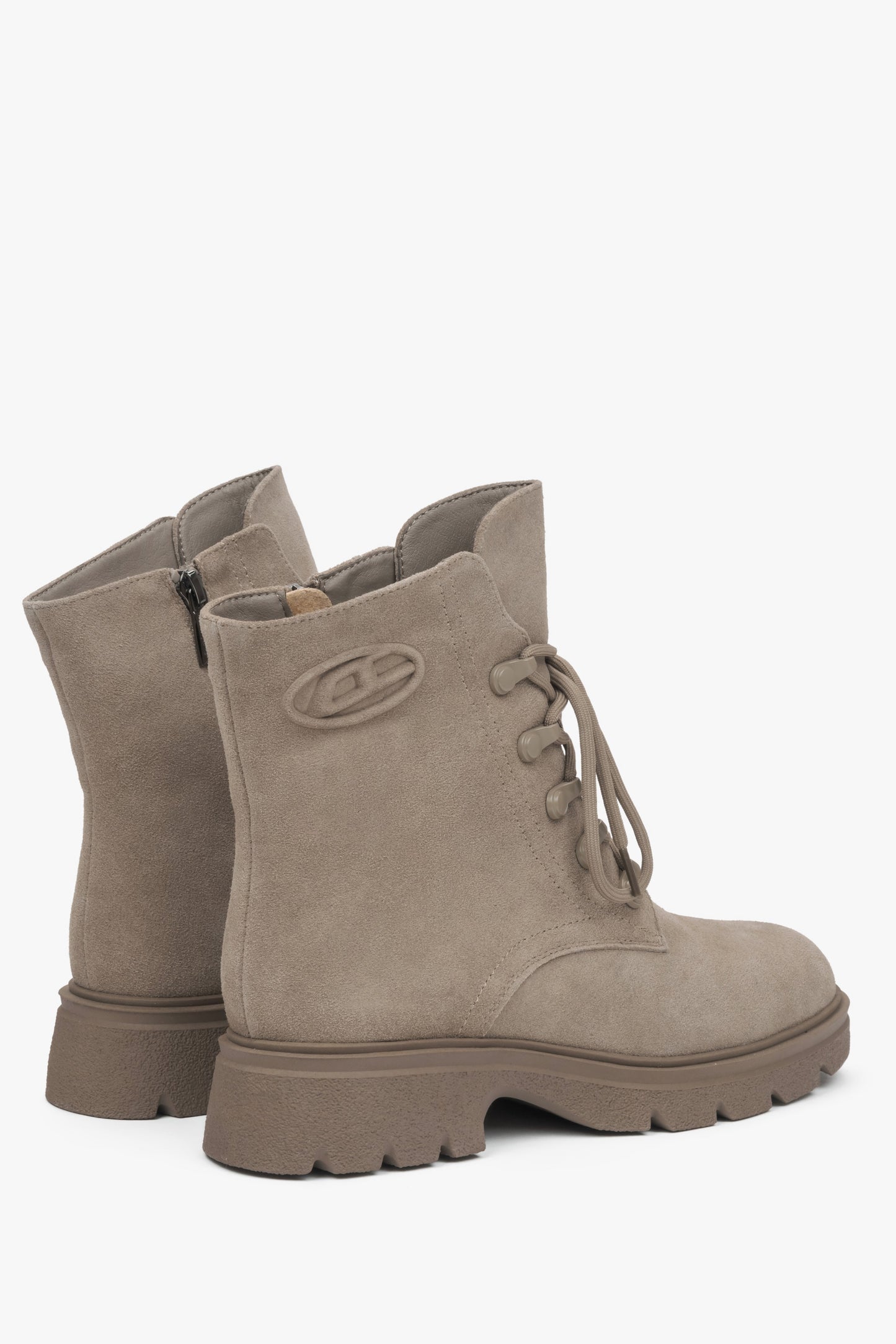 Damen-Winterstiefeletten in Beige aus weichem echtem Velours von Estro – Rückansicht.