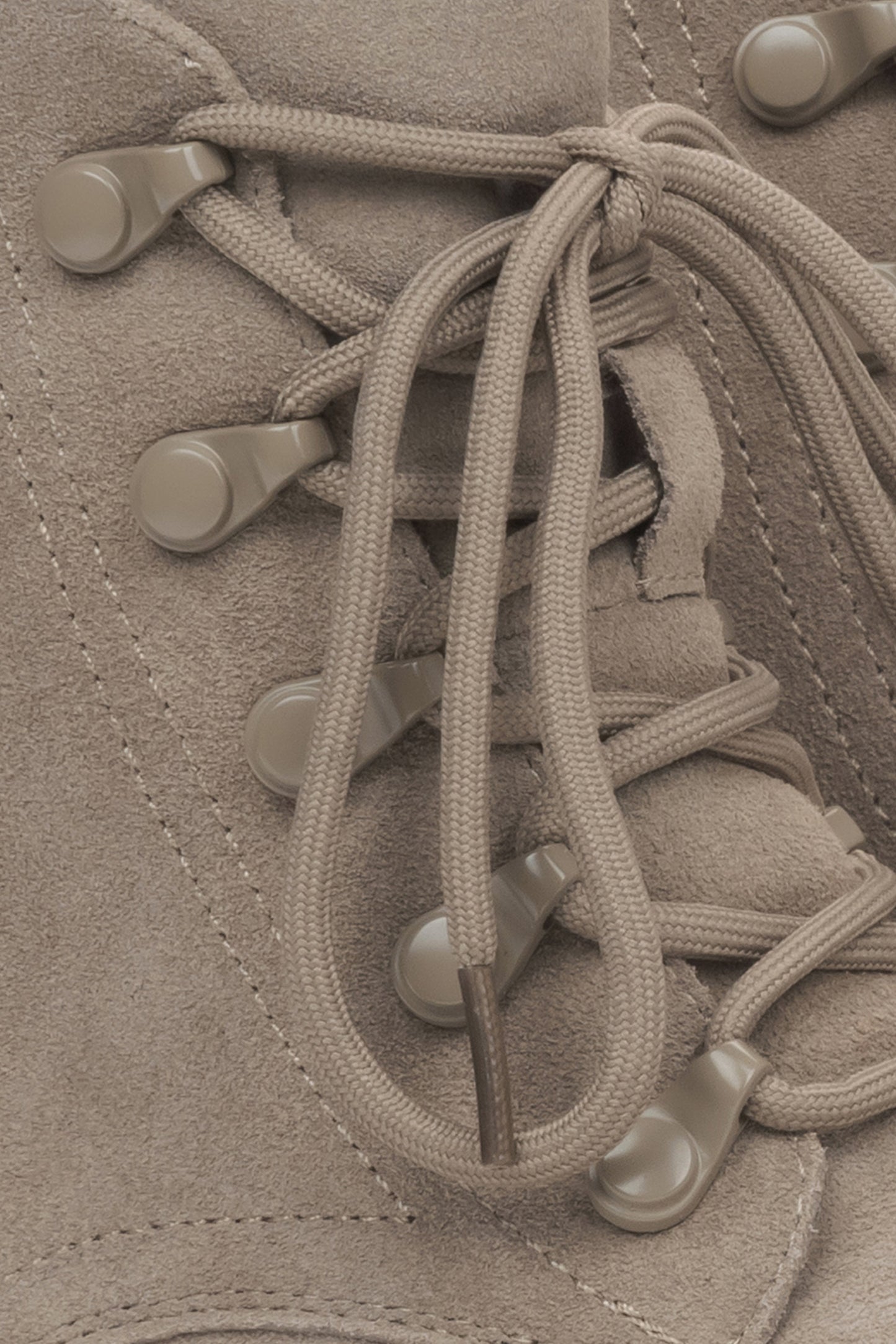 Stylische Damen-Winterstiefeletten in Beige aus weichem echtem Velours von Estro – Details.