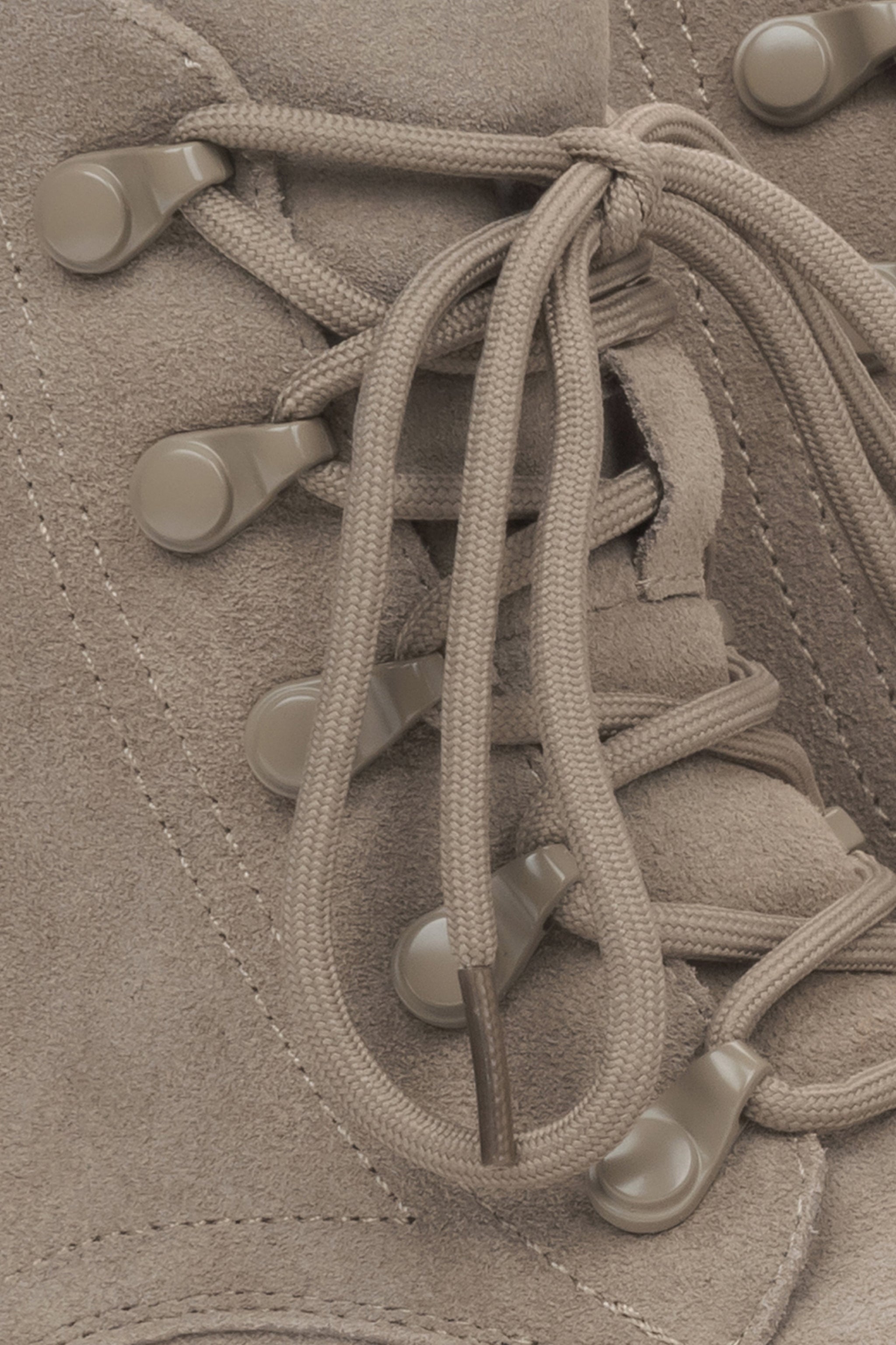 Stylische Damen-Winterstiefeletten in Beige aus weichem echtem Velours von Estro – Details.