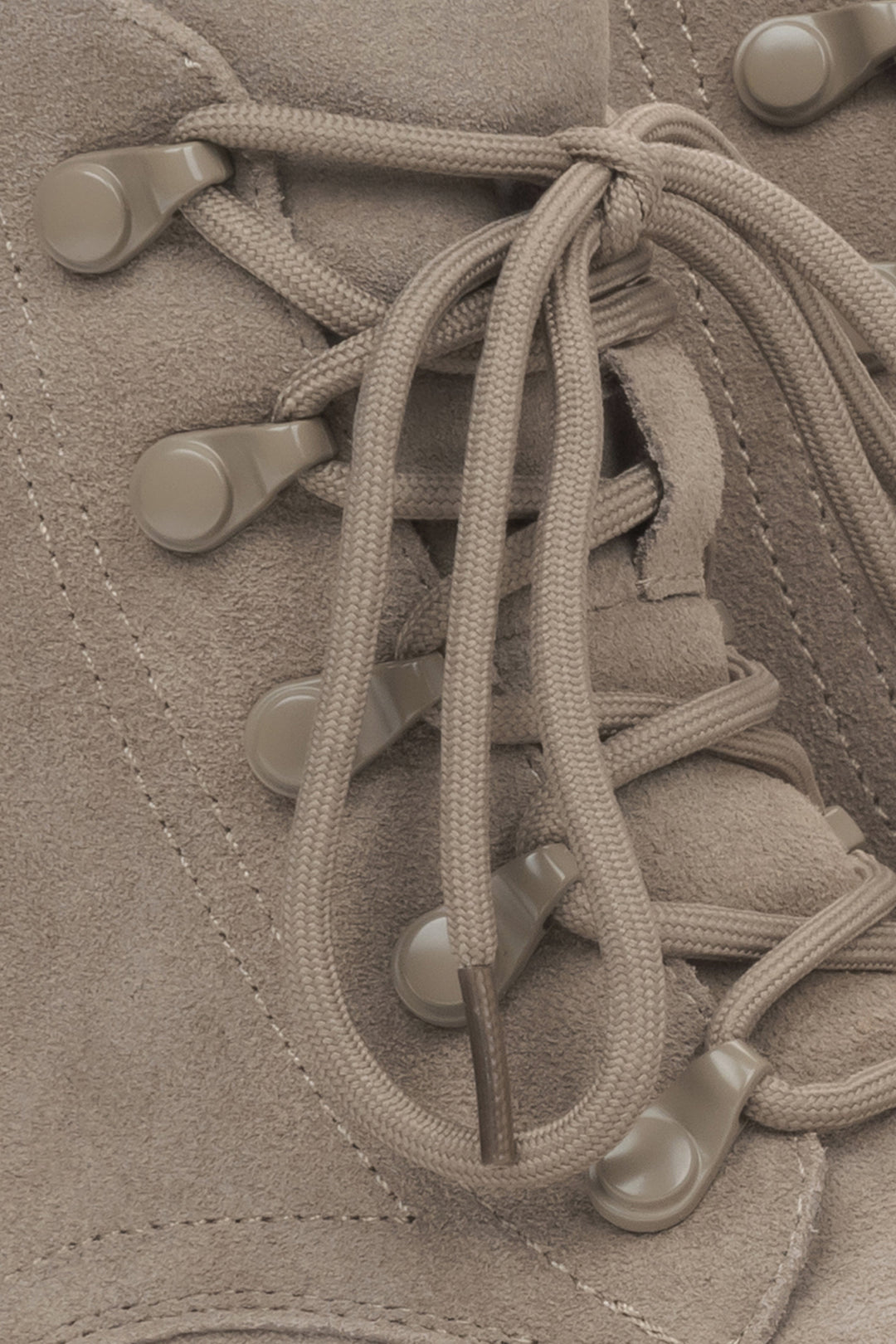 Stylische Damen-Winterstiefeletten in Beige aus weichem echtem Velours von Estro – Details.