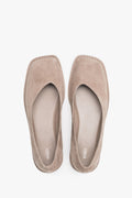 Beigefarbene Damen-Ballerinas im Barefoot-Stil aus echtem Veloursleder von Estro in Frontalansicht