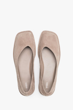 Beigefarbene Damen-Ballerinas im Barefoot-Stil aus echtem Veloursleder von Estro in Frontalansicht