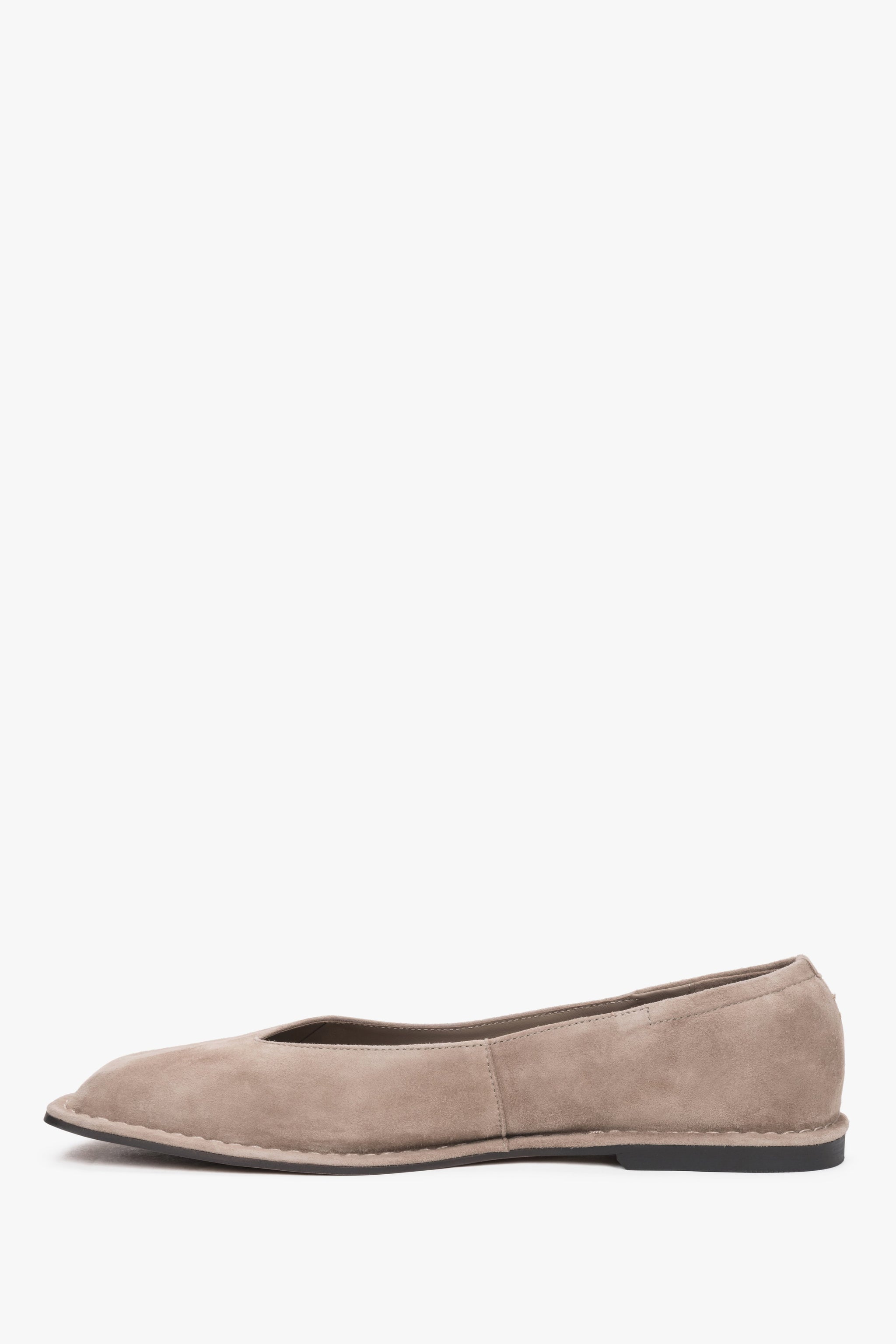 Beigefarbene Damen-Ballerinas aus echtem Veloursleder von Estro in seitlicher Ansicht