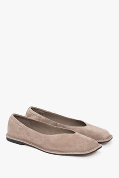 Beigefarbene Barefoot-Ballerinas aus echtem Veloursleder von Estro als Paar in schräger Ansicht