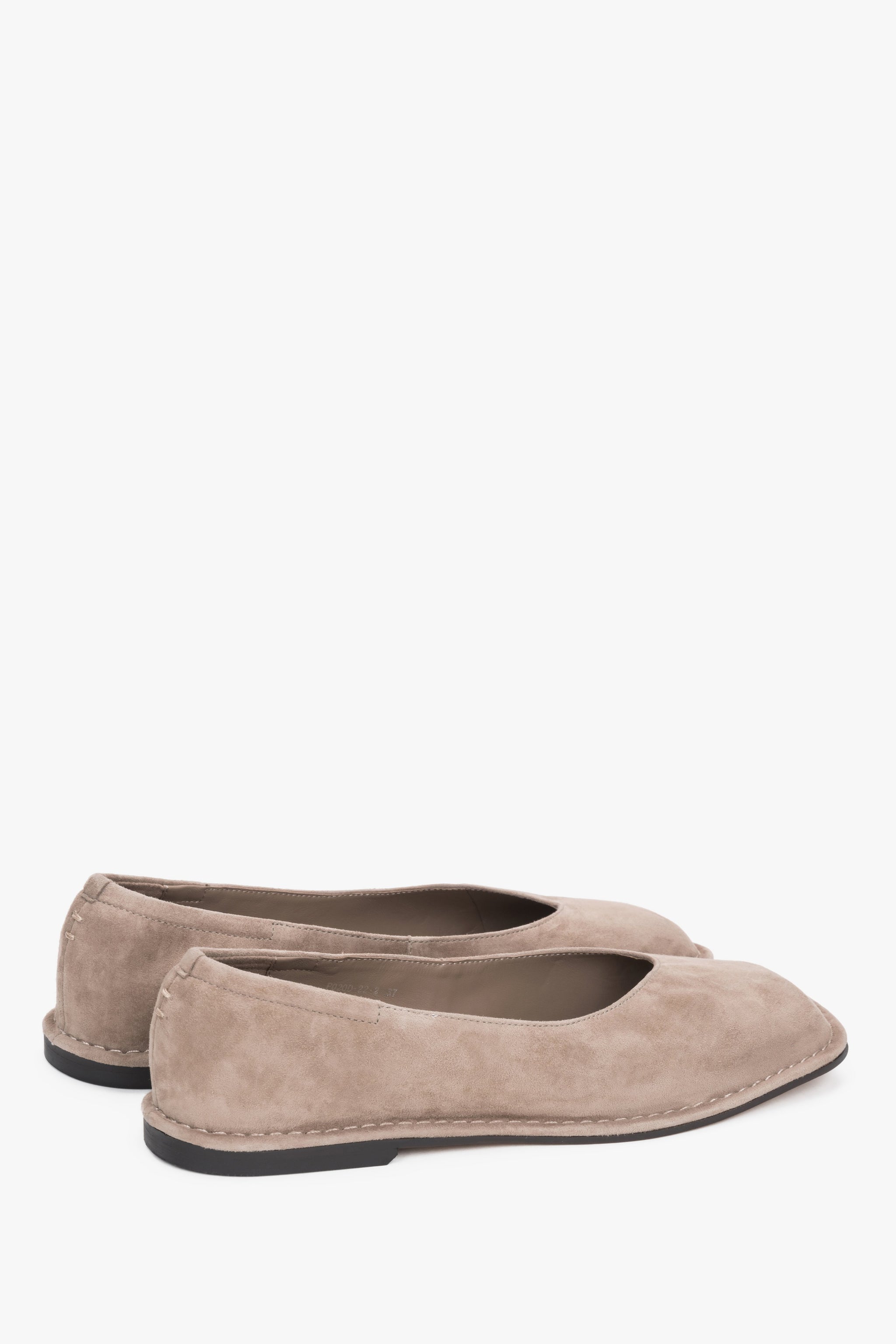 Beigefarbene Damen-Ballerinas aus echtem Veloursleder von Estro in Rückansicht