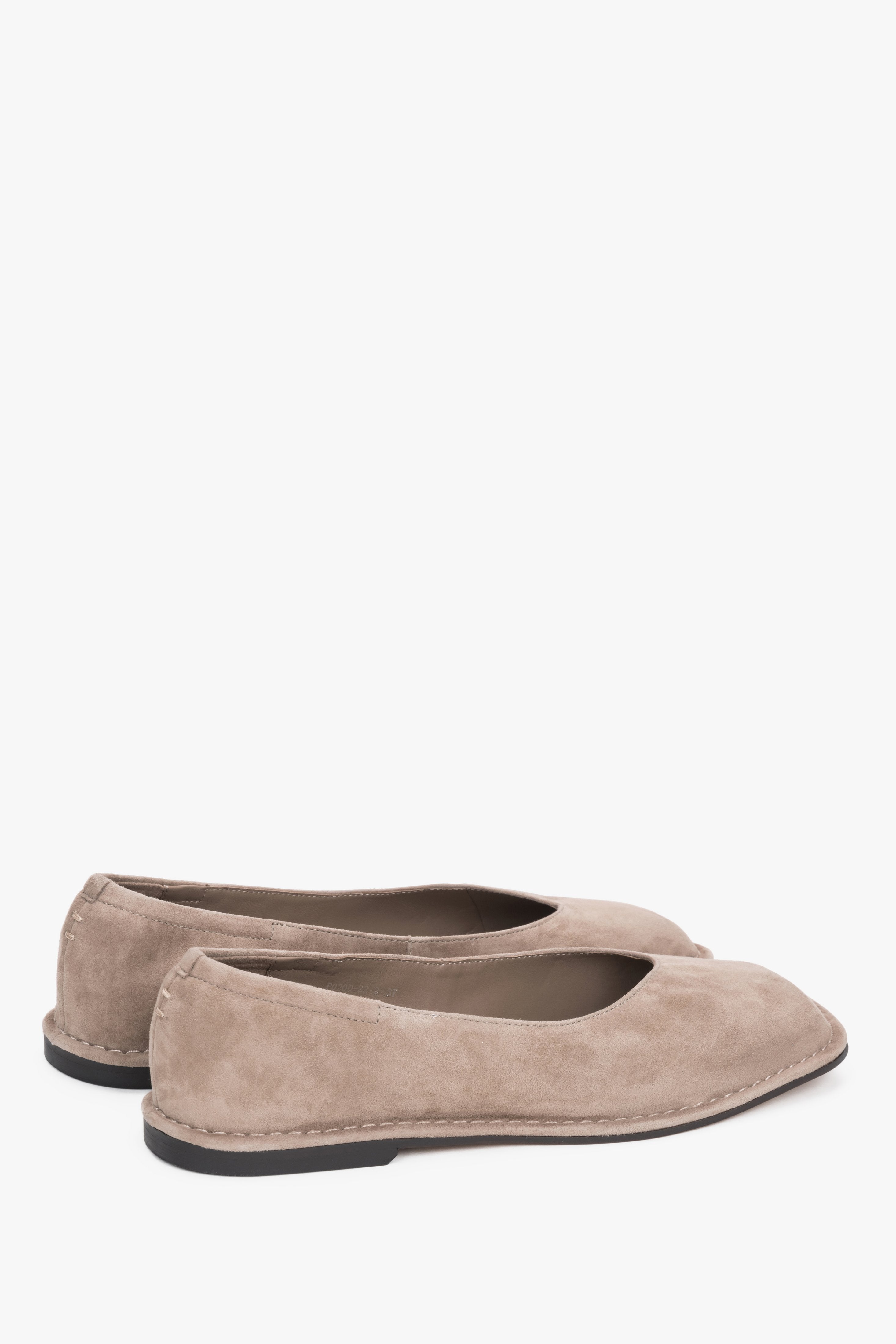 Beigefarbene Damen-Ballerinas aus echtem Veloursleder von Estro in Rückansicht