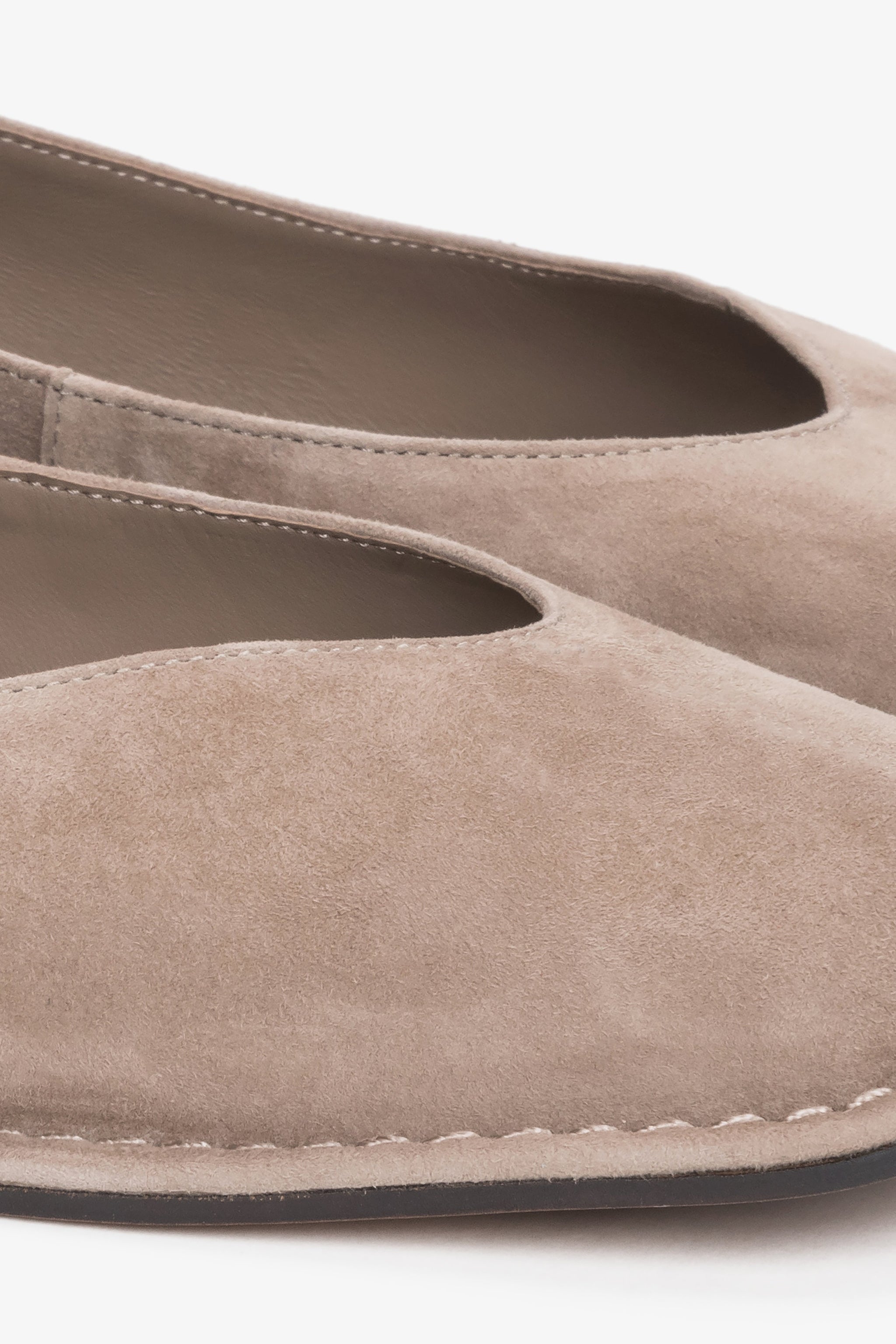 Detailaufnahme der eckigen Schuhspitze und des Veloursleders der beigefarbenen Damen-Ballerinas von Estro