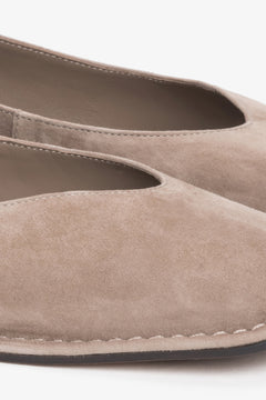 Detailaufnahme der eckigen Schuhspitze und des Veloursleders der beigefarbenen Damen-Ballerinas von Estro