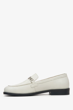 Gegenläufige Seitenansicht des beigefarbenen Slippers aus italienischem Glattleder