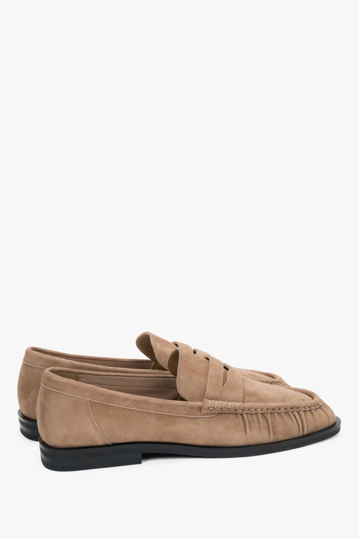 Schräge Ansicht der beigefarbenen Penny-Loafer aus Veloursleder