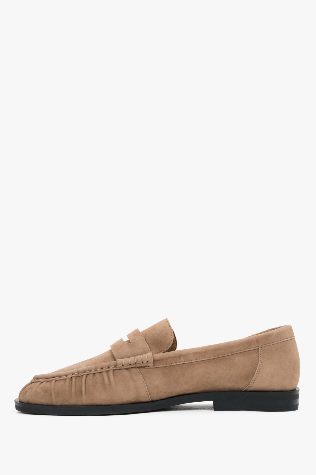 Flaches Seitenprofil des beigefarbenen Damen-Loafers mit flacher Sohle