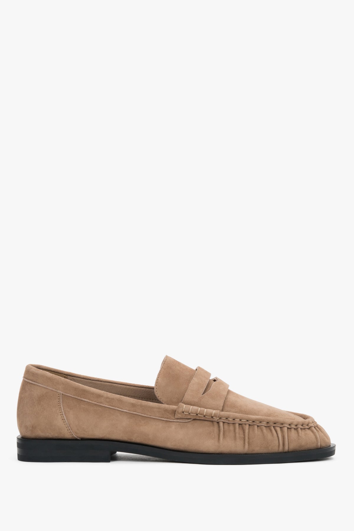 Seitliche Ansicht des beigefarbenen Velours-Loafers auf weißem Hintergrund