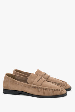 Schräge Perspektive des beigefarbenen Echtleder-Loafers mit markanten Nähten