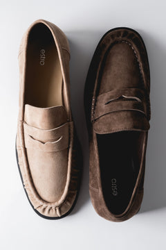 Farbvergleich: ein beigefarbener und ein dunkelbrauner Velours-Loafer von oben
