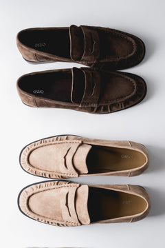 Zwei Paar Damen-Loafer in Dunkelbraun und Beige im direkten Vergleich