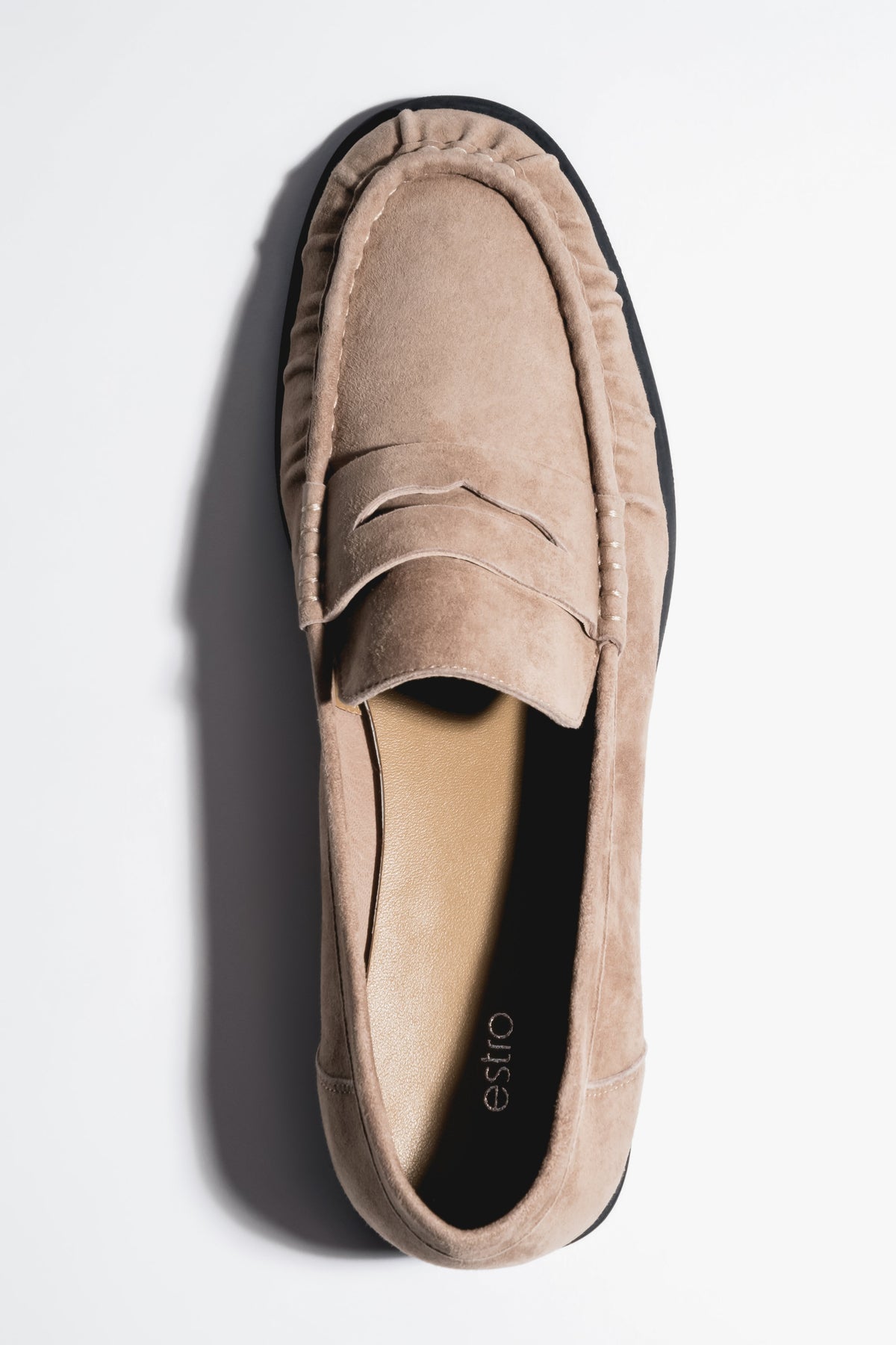 Draufsicht auf einen einzelnen beigefarbenen Penny-Loafer mit Ziernähten