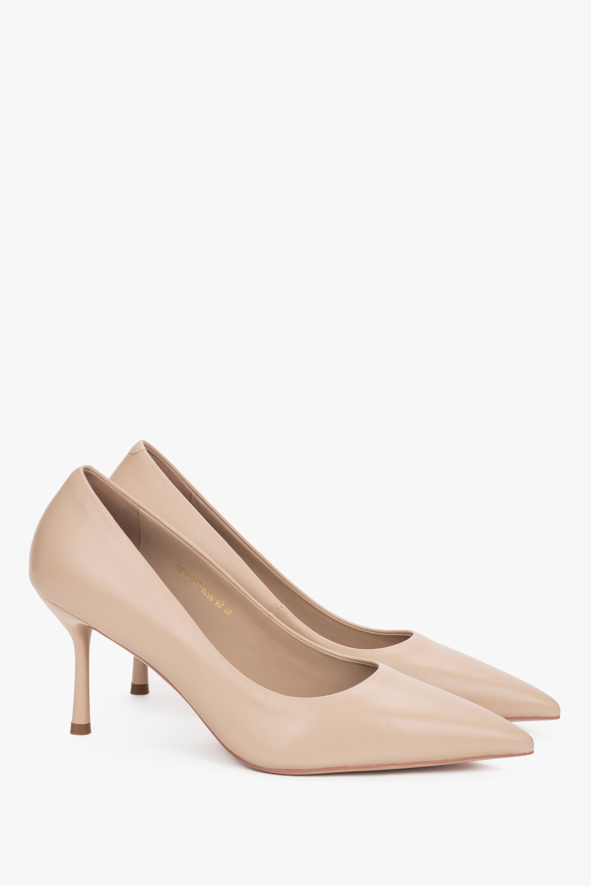 Schrägansicht des eleganten beigefarbenen Damen-Stilettos aus Echtleder mit spitzer Kappe und 8,5 cm Pfennigabsatz 