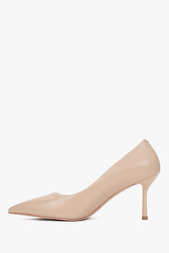 Sauberes Seitenprofil des linken beigefarbenen Stilettos mit gummierter Sohle für optimalen Halt 