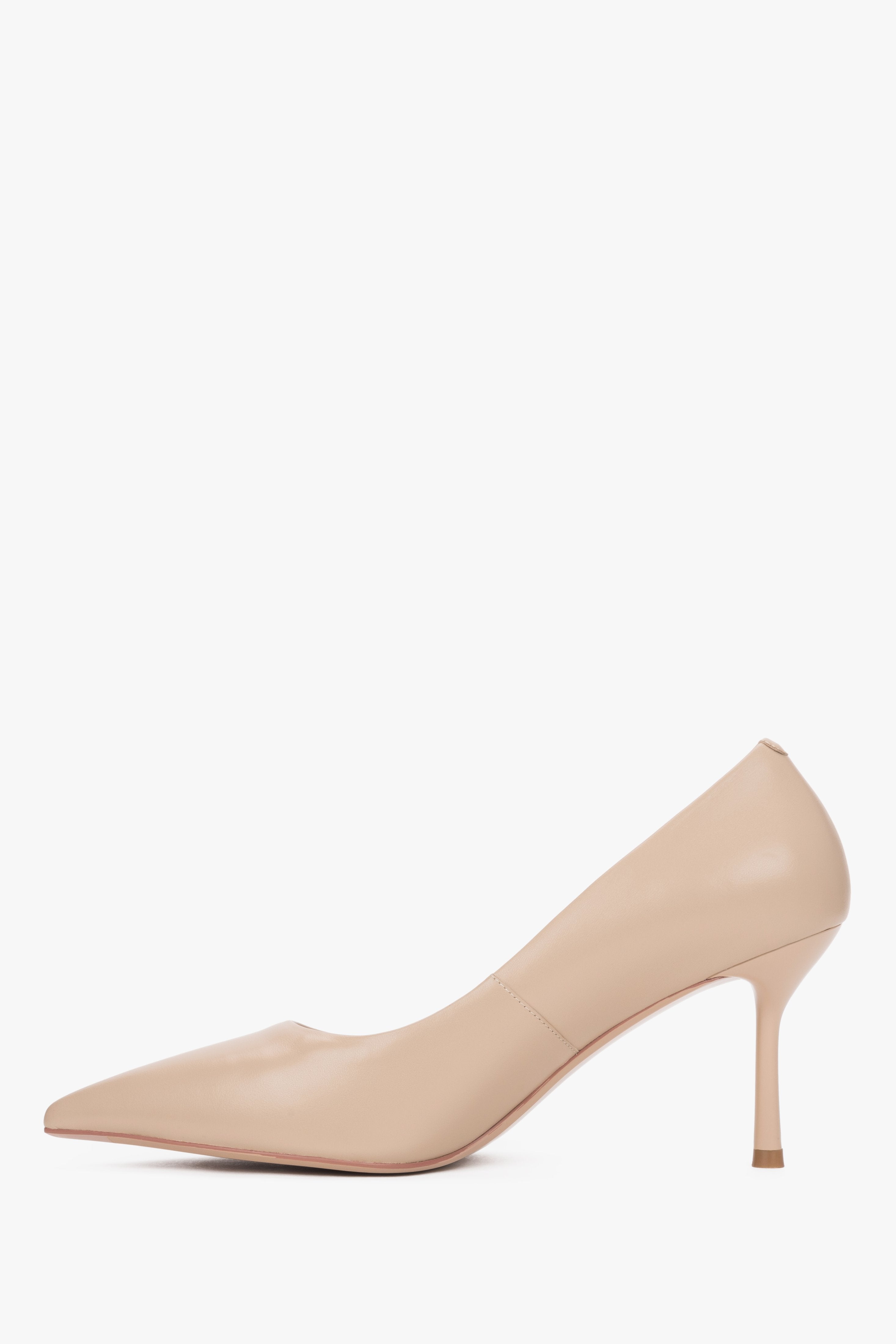 Sauberes Seitenprofil des linken beigefarbenen Stilettos mit gummierter Sohle für optimalen Halt 