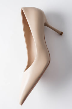 Detailansicht der spitz zulaufenden Kappe des beigefarbenen Stilettos von oben 