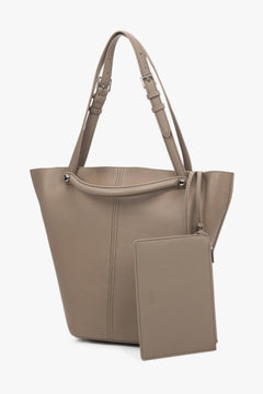 Schrägansicht der beigefarbenen Tasche mit einem kleinen, farblich passenden Lederetui 