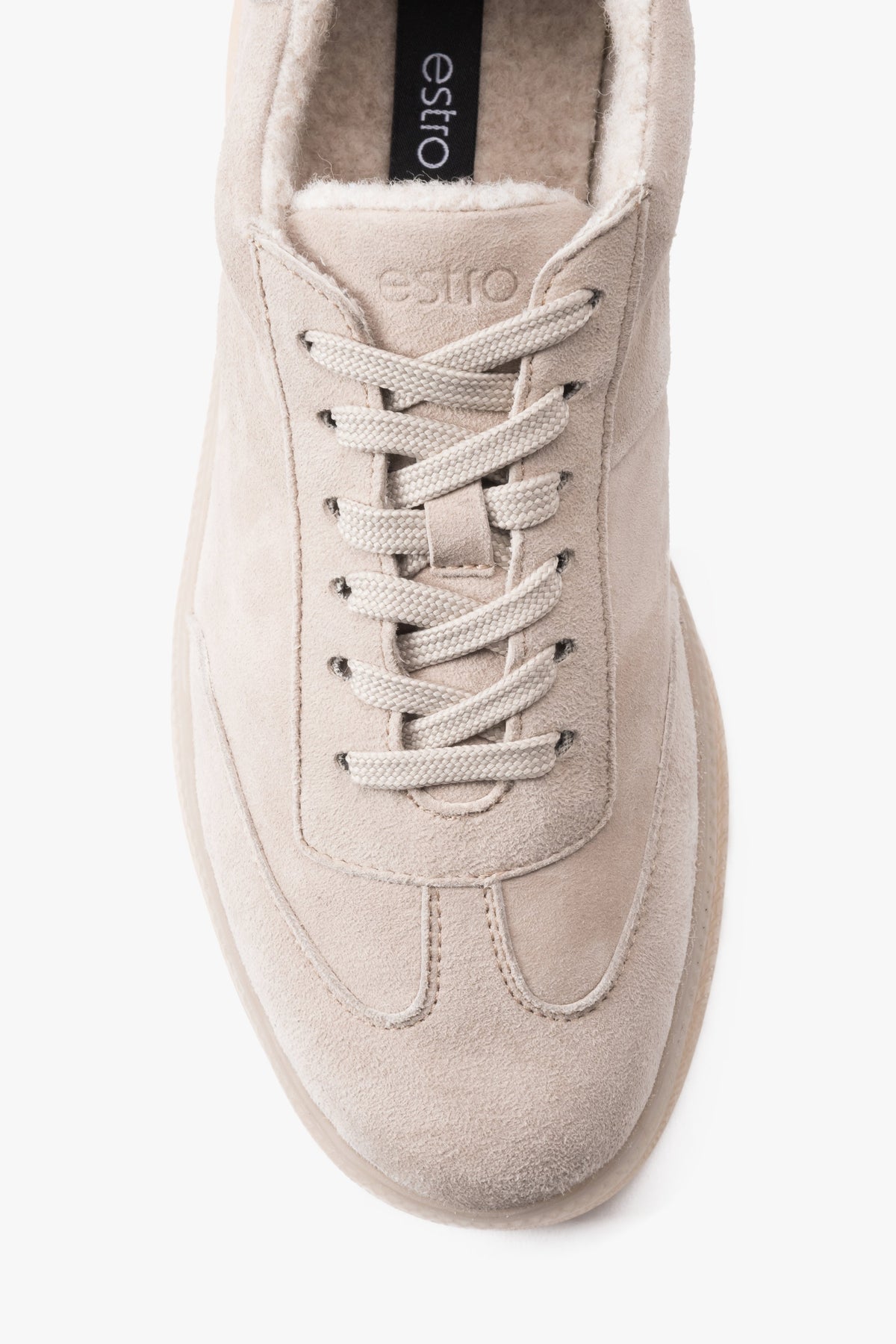 Draufsicht auf den beigefarbenen Damen-Wintersneaker aus Veloursleder, die die klassische Schnürung und das warme Fellfutter zeigt