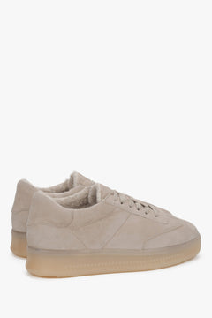 Diagonales Seitenprofil des rechten beigefarbenen Damen-Wintersneakers aus Veloursleder von schräg hinten, das die geriffelte halbtransparente TR-Plateausohle und das wärmende Kunstfellfutter zeigt.