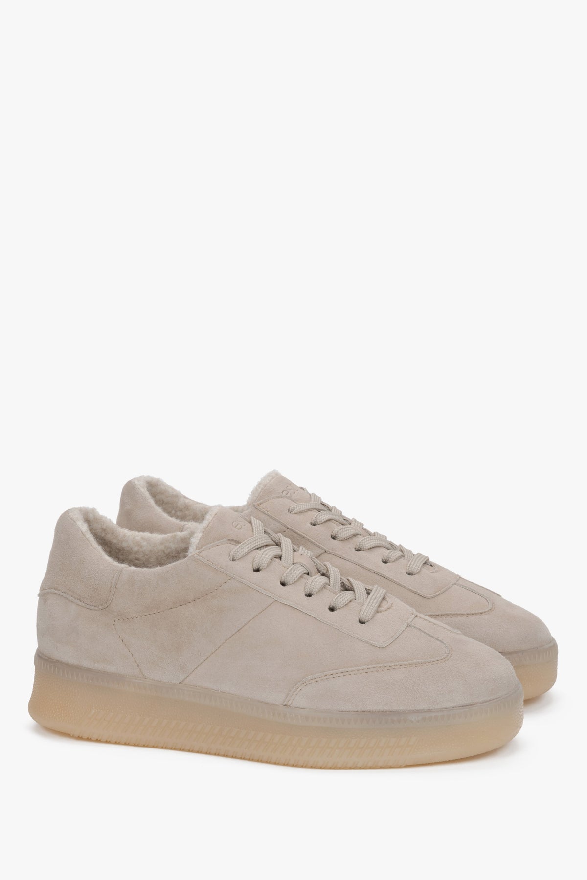 Diagonale Ansicht des Paares beigefarbener Damen-Wintersneaker aus samtigem italienischem Veloursleder von Estro