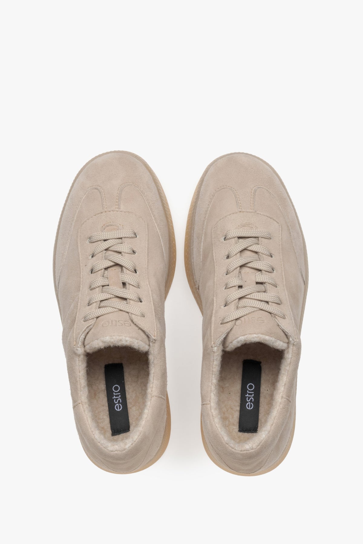 Draufsicht auf das Paar beigefarbener Damen-Wintersneaker aus Veloursleder, die die klassische Schnürung, die honigfarbene Sohle und das weiche Kunstfellfutter am Einstieg zeigt.