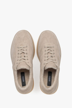 Draufsicht auf das Paar beigefarbener Damen-Wintersneaker aus Veloursleder, die die klassische Schnürung, die honigfarbene Sohle und das weiche Kunstfellfutter am Einstieg zeigt.