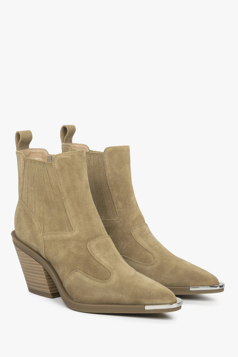 Beiger Damen-Cowboystiefel aus Veloursleder.