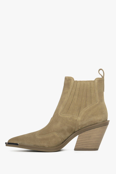 Beige Cowboystiefel aus Velours von Estro – Seitenprofil des Schuhs.