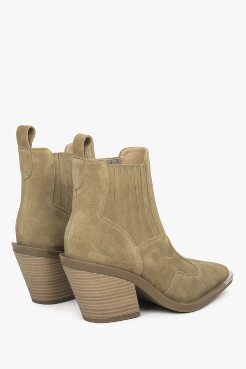 Beige Damen-Cowboystiefel aus Velours von Estro – Nahaufnahme der Ferse.
