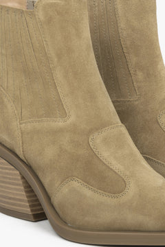 Beige Cowboystiefel von Estro aus echtem Velours – Nahaufnahme der Details.