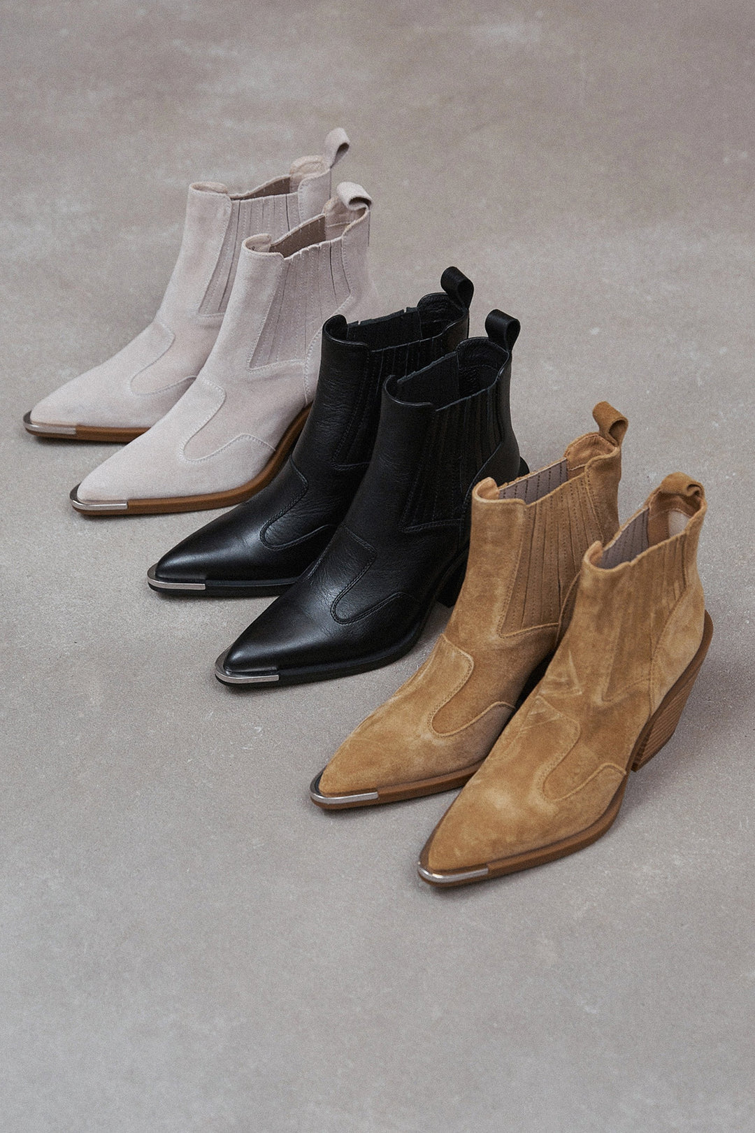 Niedrige Damen-Cowboystiefel von Estro – Farbvarianten-Präsentation.
