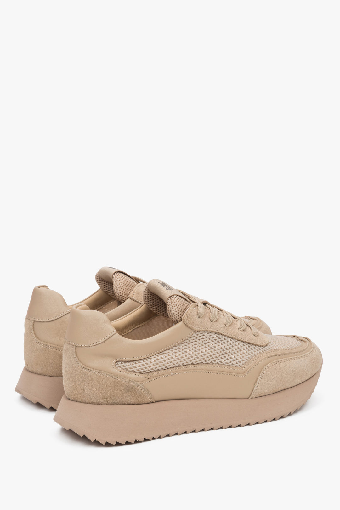 Modische beige Damen-Sneaker von Estro aus natürlichem Leder und Velours.