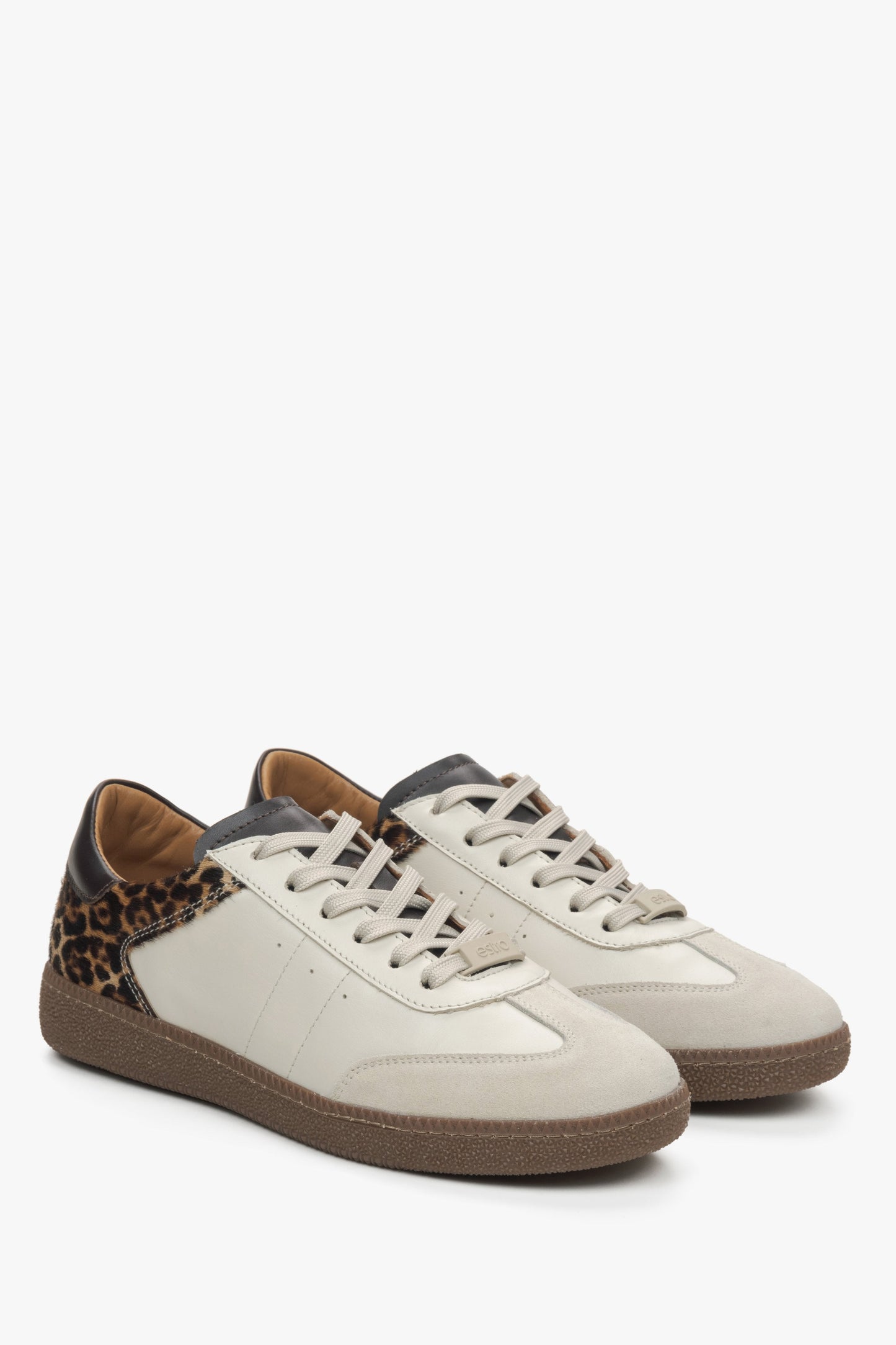 Damen-Sneaker von Estro aus beigem Leder mit Leopardenmuster.