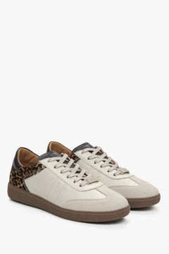 Damen-Sneaker von Estro aus beigem Leder mit Leopardenmuster.