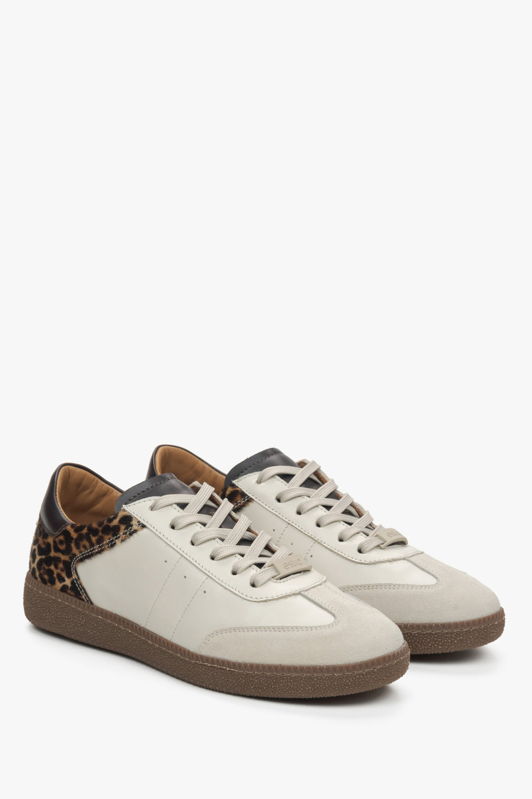 Damen-Sneaker von Estro aus beigem Leder mit Leopardenmuster.