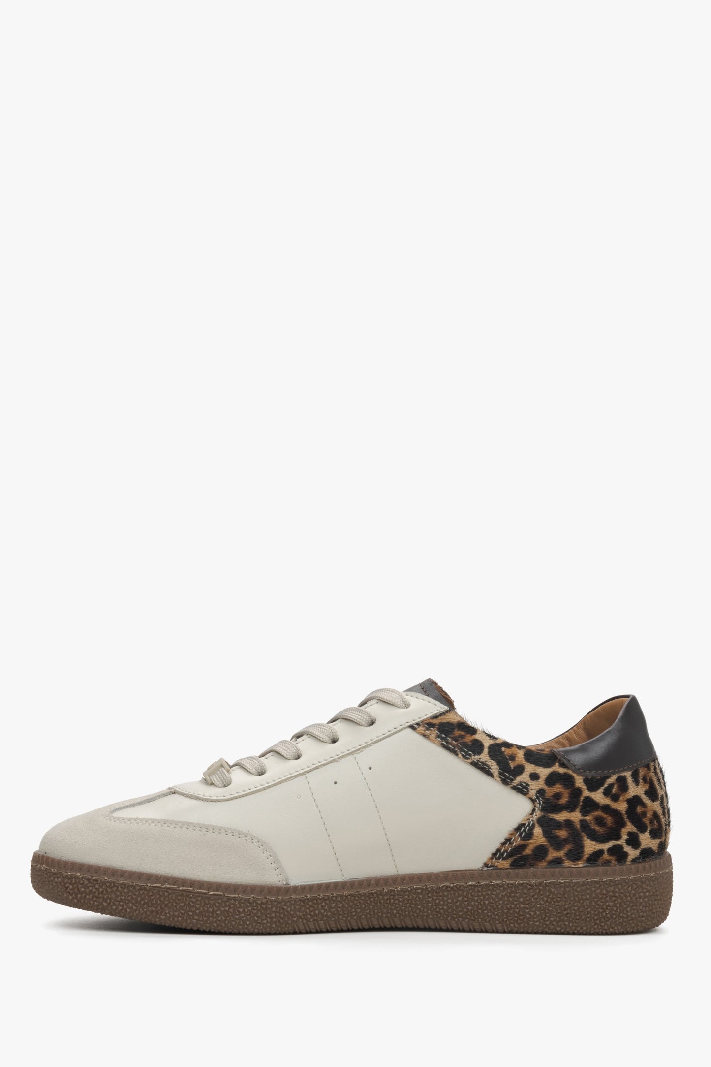 Damen-Sneaker von Estro aus beigem Leder mit Leopardenmuster – Seitenansicht.
