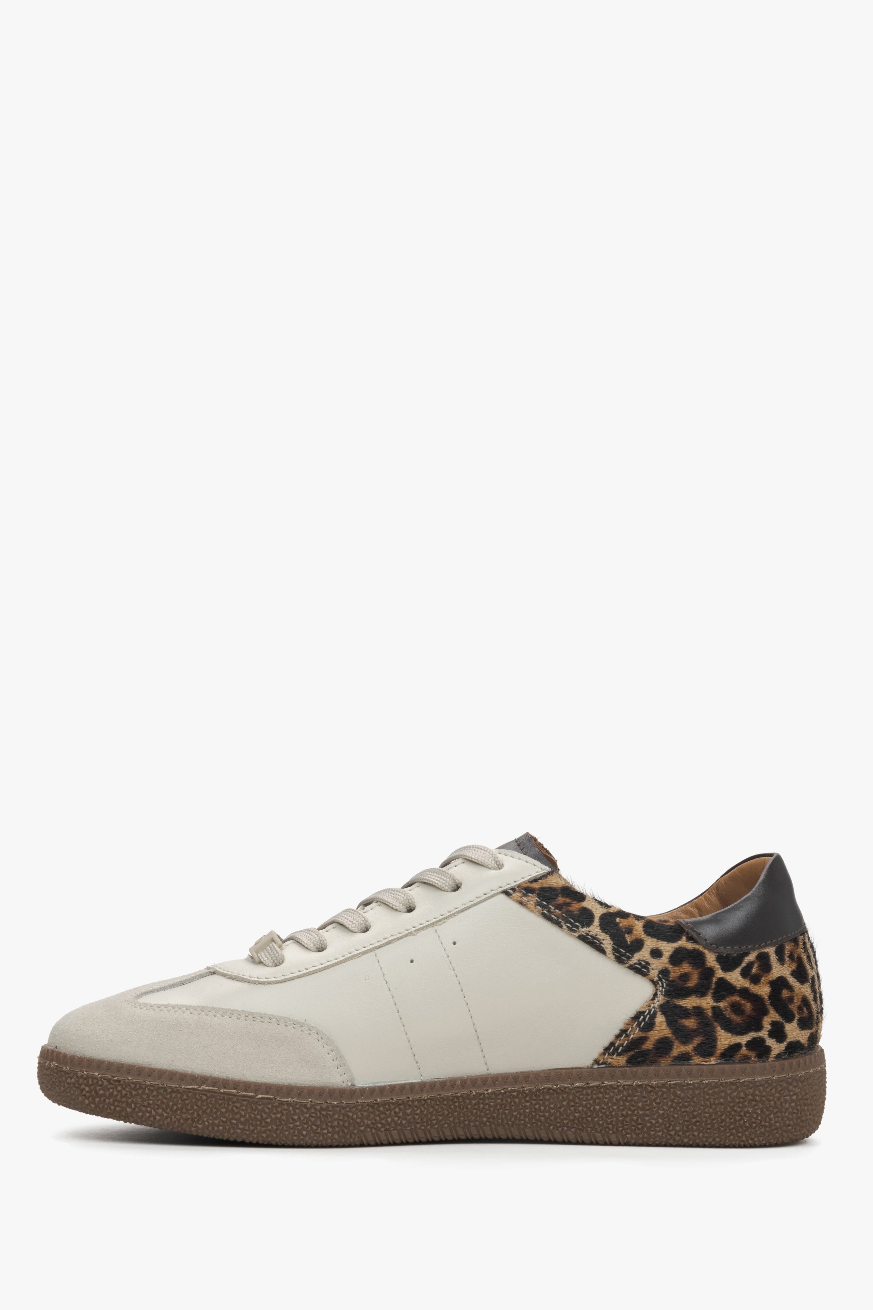 Damen-Sneaker von Estro aus beigem Leder mit Leopardenmuster – Seitenansicht.